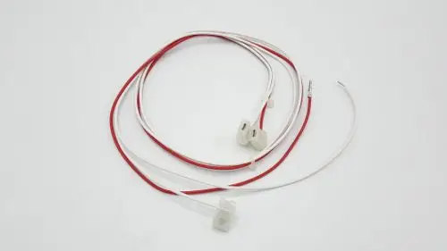 Kabel für Sensoren von Remeha, bestehend aus roten und weißen Leitungen, mit Steckverbindern und freiem Drahtende.
